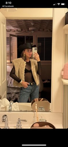 Cowgirl Cold Weather Outfits, Fall Rodeo Outfits For Women, Winter Ranch Outfits, Urban Cowgirl Outfits, Cowgirl Style Outfits Winter, Yeehaw Outfits, Cowgirl Winter Outfits, Yellowstone Outfit Ideas, Fall Cowgirl Outfits