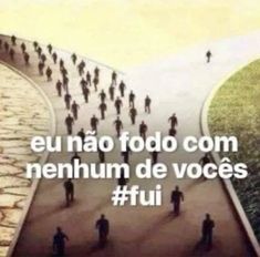 a group of people walking down a street next to a sidewalk with the words eu na fodo com nenhum de voces tui