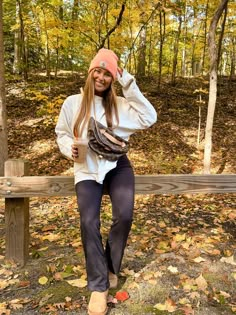 Simple Fair Outfits, Comfy Outfit Inspiration, Flare Leggings With Uggs, Outfits With Beanies, Salon Fits, Comfy Legging Outfits, Winter Athleisure Outfits, Mini Uggs Outfit, Flair Jeans Outfit