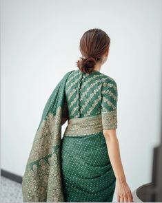 Banarasi Saree Outfit Ideas, Banarasi Sari Blouse Designs, Katan Saree Blouse Design, Benares Blouse Designs, Professional Blouse Designs, Banarasi Outfit Ideas, Green Saree Blouse Designs, Banarsi Blouse Design, Banarsi Saree Blouse Design