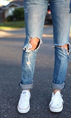 All White Converse, Jeans And Sneakers Outfit, White Converse Outfits, White Chucks, Converse Outfits, According To, Jeans And Converse, Mode Tips, Torn Jeans