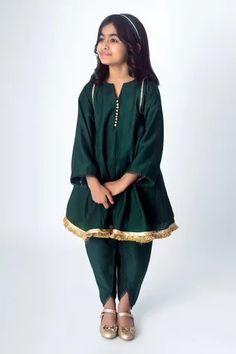 Shop for Ranikidswear Green Solid Kurta And Pant Set For Girls Online at Aza Fashions Potli Button, Jeans For Kids, Embroidered Hem, Types Of Work, Embroidered Border, Green Girl, Luxury Sale, Kurta With Pants, Girl Online