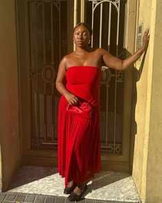 O vestido cintura baixa é a escolha ideal para o verão 2025 » STEAL THE LOOK Bandeau Dress Outfit, 2025 Rebranding, Dress Mary Janes, Red Bandeau Dress, Summer Color Trends, Curly Clip Ins, European Summer Outfits, Runway Outfits, Bandeau Dress