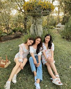 Nalinthip Sakulongumpai, Mother Daughter Photography Poses, Famous Lifestyle, Korean Best Friends, Sisters Photoshoot, Mother Daughter Photography, Best Friend Poses