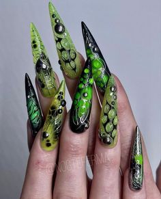 Green And Black Nails Acrylic, Nails Black And Green, Nail Design Green, Poison Ivy Nails, Acrylic Nails Black, Alien Nails, Rave Nails, Classy Nail Art Ideas, Bubble Nails