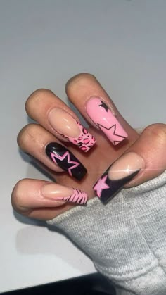 Nail Inspo Coffin Y2k, Simple Nail Designs Y2k, Nail Design Pink And Black, Easy Y2k Nail Designs, Cute Emo Nails Acrylic, Black Nail Y2k, Cute Nail Designs Y2k, Beginner Valentines Nails, Nail Idea Y2k