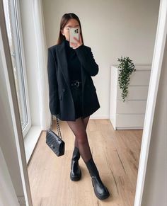 Skort Outfit Business Casual, Producer Outfit Women, Bussines Women Outfits, Semi Formal Black Outfits For Women, All Black Hair Stylist Outfit, Edgy Summer Outfits, Black Blazer Outfit, Outfit Botas, Look In