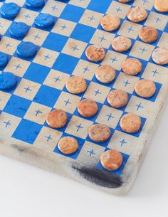 a chess board with blue and brown pieces on it