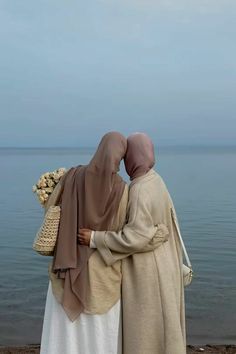 Hijabi Friends Aesthetic, Fall Besties, Outfit Plage, Duo Bestie, Friends Hijab, Hijabi Friends, Hijabi Muslimah, Muslim Friends, Sisters Goals