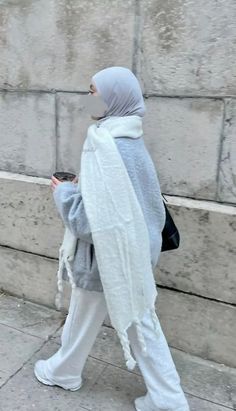 Hijabi Neutral Outfits, Hijab Style Casual Muslim Fashion Dresses, Classy Hijab Style, Gray Scarf Outfit, Hijab Outfit Winter, Hijab Fashion Inspiration Casual, Outfit Voile, Hijabi Winter, Hijab Fall Outfits