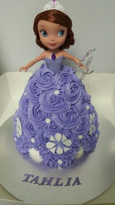 a cake that is shaped like a princess