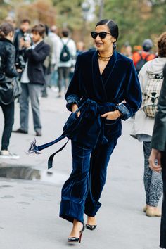 The street style that's inspiring us from Paris Fashion Week Spring/Summer 2017. Pictures by Sandra Semburg. Realtor Fashion, Hijab Street Fashion, Velvet Outfit, Mode Tips, Velvet Suit, Blazer Outfit, Autumn Outfits