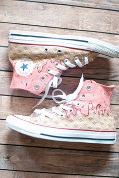 Ice Cream Cone Hand Painted High Top Converse - Etsy Converse Shoe Designs Art, Diy Custom Converse Ideas, Painting Ideas On Converse, Cute Custom Converse, Shoes Painting Ideas, Shoe Painting Ideas Vans, Converse Painting Ideas, Painted Shoes Ideas, Ice Cream Clothes