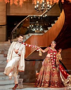 Bride And Groom Funny Photos, Bride And Groom Pictures Indian, Indian Wedding Poses Couple Photos, Bridal And Groom Photoshoot, Pre Wedding Shoot Ideas Photo Poses, Funny Wedding Poses, Indian Wedding Pictures, Indian Bride Poses