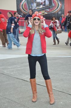 Sweater with shirt peeking out, hat, boots - layers for football <3 Football Game Outfit Fall, Football Game Outfits, Hockey Game Outfit, Super Bowl Outfit, White Outfits For Women, Football Jersey Outfit, Tailgate Outfit, Football Game Outfit