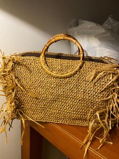 Tote bag with fringes and round bamboo handles, lined in dark brown canvas, made entirely by hand with crochet technique Crochet Fringe Bag, Brown Jute Bag With Bamboo Handle, Brown Straw Shoulder Bag With Round Handle, Casual Brown Straw Bag With Tassels, Brown Straw Beach Bag With Bamboo Handle, Brown Woven Beach Bag With Round Handle, Brown Jute Straw Bag With Bamboo Handle, Brown Top Handle Beach Bag With Bamboo Handle, Casual Brown Beach Bag With Tassels