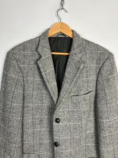 Gently used . 10/10 .  Vintage Tweed Jacket  Size L42  Please ask me any questions Casual Tailored Tweed Blazer, Casual Tweed Blazer With Notch Lapel, Casual Tweed Jacket With Notch Lapel, Casual Tweed Blazer With Lapel Collar, Casual Tailored Plaid Tweed Jacket, Casual Plaid Tweed Blazer, Casual Tweed Sport Coat For Winter, Casual Tweed Sport Coat For Business, Casual Winter Tweed Sport Coat