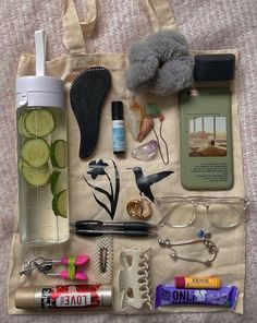 E-book sobre skincare! Inside Bag Organization, Inside My Bag Aesthetic, Tote Bag Organization, Travel Bag Aesthetic, Bag Aesthetic School, Purse Must Haves, School Bag Organization, Schul Survival Kits, Bag Tour