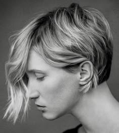 Feathered Haircut Short, Kristen Kish Haircut, Choppy Short Bob, Shaggy Pixie Bob, Midi Hair, Chic Short Hair, Chin Length Hair, Hair Tutorials For Medium Hair