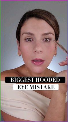 The biggest (and most common!) mistake when it comes to applying eyeshadow on hooded eyes. Eyeshadow On Hooded Eyes, Makeup For Hooded Eyelids, Eye Makeup For Hooded Eyes, Eyeshadow For Hooded Eyes, Hooded Eye Makeup Tutorial, Natural Make Up Tutorial, Makeup Over 50, Natural Make Up Looks