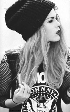 Black beanie, ramones rock tee, mesh, black and white, rocker, rock and roll. Moda Grunge, Luanna Perez, Pin Up Vintage, Rocker Girl, Rock Girl, Rock N Roll Style, Pastel Outfit, Style Rock, I'm With The Band