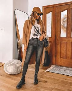 Jeans And Combat Boots Outfit, Combat Boots Fall Outfit, Dr Martens Outfit Fall, Outfits With Combat Boots, Dr Martens Boots Outfit, Dr Martens Boots Women