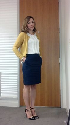 Mustard cardigan with navy pencil skirt Fashionable Work Outfits, Work Basics, Work Outfits Frauen, Basic Clothes, Hr Manager, Black Pointed Toe Heels, Outfits Everyday, Cheer Poses, Work Outfit Office