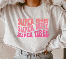 Mama T Shirt Designs, Mom T Shirt Design, Cricut Mom Shirts, Tshirt Printing Design Ideas, Mom Tshirt Ideas, Cricut Tshirt Ideas, Bubble Mum, Motherhood University, Mum Design