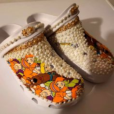 Pearl And Fabric Croc Decor Ideas, Diy Shoe Designs, Crocs Business, Blinged Shoes, Croc Decor, Croc Designs, Bling Items, Customize Shoes, Bedazzled Shoes Diy