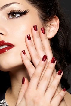 Softly shining glitter with an alluring charm. Shooting stars that draw paths in the deep red galaxy will have all eyes on them at all times. Red Glitter Press On Nails, Red Galaxy, August Nails, Mexican Fashion, Leopard Print Nails, Nail Shimmer, Dip Nails, White Nail Art, In The Deep