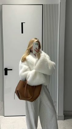 Warm Winter Outfits, Vinter Mode Outfits, Womens Faux Fur Coat, Casual Hijab Outfit, Brunch Outfit, Autumn Outfit, Street Style Outfit, Seasonal Fashion, Classy Outfits