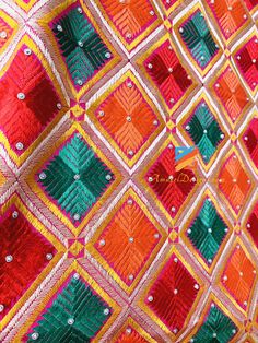 Mehrfarbige grün-orangefarbene Phulkari-Silberperlen.

 📦 UNÜBERTROFFENE No Limits GLOBAL KOSTENLOSER Versand in die USA, Kanada, Norwegen und jedes andere Land.

 - Schwerer Phulkari.

 - Rote, grüne, orange, gelbe, violette und weiße Seidenfadenstickerei.

 - Sippi Sitara gibt es überall im Phulkari.

 - Golden Tissue muss an allen vier Seiten umrandet sein.



 Kaufen Sie mehr PHULKARI CHUNNI .



  Warum Amazon Designs?



 Kundenmeinung - Gur Noor, Kanada

 Erstaunlicher Schmuck. Ganz unt Handwork Embroidered Fabric For Festivals, Multicolor Bohemian Traditional Wear For Festivals, Bohemian Multicolor Traditional Wear For Festivals, Traditional Silk Thread Wear For Celebration, Multicolor Silk Thread Traditional Wear For Festivals, Multicolor Silk Traditional Wear For Festivals, Festival Green Dupatta With Handwork, Festive Multicolor Bohemian Traditional Wear, Green Dupatta With Handwork For Festivals