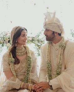 Celebrity Bride, Mehendi Outfits, Bridal Hair Buns, Bridal Mehendi Designs, Collections Photography, Pregnant Wife, Bollywood Wedding, Unique Blouse, Ranbir Kapoor