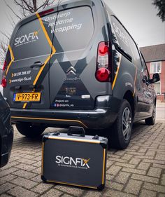 Auto en koffer belettering Car Wrap Advertising, Auto Wallpaper, Chalkboard Drawings, Vehicle Wrap, Vehicle Graphics, Car Wrap Design, Van Design, Car Graphics, Car Wrap