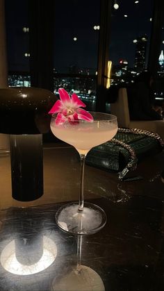 A lychee cocktail with vibrant purple flower on top Pretty Alcoholic Drinks, Fancy Drinks, Rich Girl, A Drink, Mocktails