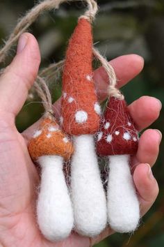 Suspensions en laine feutrée thème champignons. Needle Felted Mushrooms, Needle Felting Ideas, Felt Ball Crafts, Felted Mushrooms, Felted Christmas, Felt Mushroom, Wool Felt Projects