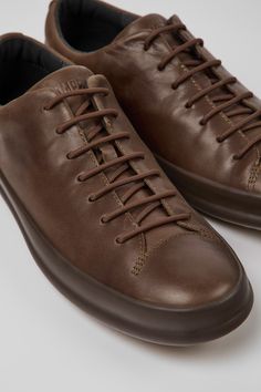 Casual brown lace up shoe for men. Leather upper and rubber outsole.Our Chasis casual men's shoes put a smart touch on relaxed sneakers. A vulcanized design combines protective foxing tape with soft, semi-lined uppers to offer a smart look with a natural feel. Camper Shoes Men, Brown Shoes Men, Brown Leather Sneakers, Gents Shoes, Mens Casual Leather Shoes, Shoe For Men, Ryan Tedder, Mens Work Shoes, Shoes Pattern