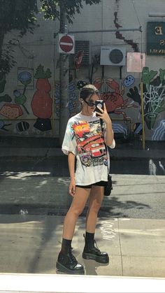 Diorama Couch, Winter Purse, Pakaian Hipster, Bekväma Outfits, Converse Outfits, Street Aesthetic, Mode Grunge, Outfits Mit Shorts, Skater Girl Outfits