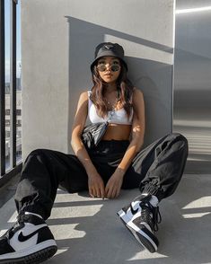 Jordan Outfits Womens, 40s Mode, Streetwear Photoshoot, Stile Blair Waldorf, Jordan Outfits, Tomboy Style Outfits, Cooler Look, Streetwear Fashion Women, Outfits With Hats