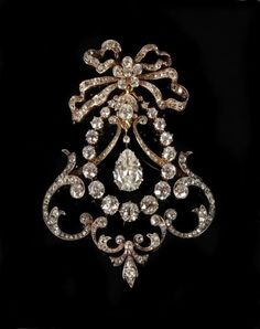 A Belle Epoque diamond brooch, circa 1910, designed  as an articulated swag, the central pear shaped diamond drop, weighing  2.08 carats Antique Brooches, Belle Epoque