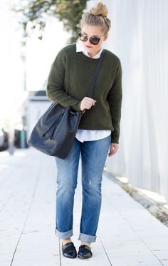 Olive Green Sweater Outfit Winter, Tomgirl Outfit, Green Cardigan Outfit, Crew Neck Sweater Outfit, Sweater And Jeans Outfit, Green Oversized Sweater