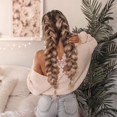 Woman with chunky double Dutch braids. Looking for cozy and stylish winter hairstyle ideas? Check out these 15 gorgeous hairstyles perfect for the cold season! From chic braids to effortless buns, these winter hairstyles will keep you looking fresh, warm, and on-trend all season long. Perfect for everyday wear or holiday parties! 🌨❄ #WinterHairstyles #HairInspiration #WinterBeautyTips #Braids #CozyLooks Preppy Hairstyles, Hairstyle Examples, Easy Hairstyles For Thick Hair, Hair Inspiration Long, Cute Simple Hairstyles, Hair Stylist Life, Hairdo For Long Hair, Easy Hairstyles For Long Hair, Stylish Hair