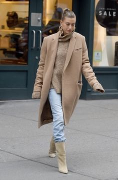 Hailey Baldwin Street Style, Hailey Baldwin Style, Look Adidas, Walking Down The Street, Skandinavian Fashion, Looks Street Style, Hailey Baldwin, Celebrity Street Style