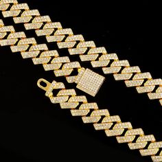 Werten Sie Ihren Stil mit unserem 16 mm Hip Hop Miami Cuban Link Chain Set auf. Setzen Sie mit dieser eleganten und auffälligen Kombination aus Halskette, Uhr und Armband ein Statement. Mit seinem trendigen Cuban-Link-Design verleiht dieses Set jedem Outfit einen Hauch von Luxus. Perfekt für alle, die auffallen und einen bleibenden Eindruck hinterlassen möchten.

 SPEZIFIKATIONEN:





 Material: Zinklegierung



 Stein : 5A+ Strass

 Kubanische Kette: 20 Zoll

 Armband: 8 Zoll

 Querkette: 20 Miami Cuban Link Chain, Miami Cuban Link, Metallic Party, Cuban Link Chain Necklaces, Cubic Zirconia Necklace, Miami Cuban, Stylish Necklace, Watch Bracelet, Estilo Hip Hop