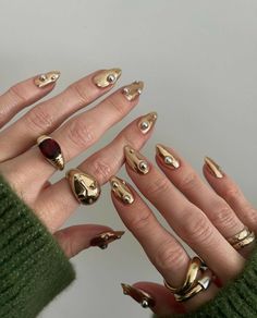 Nails And Jewelry Aesthetic, Chloe Hayward Nails, Gold And Silver Chrome Nails, Nails And Rings Aesthetic, Mixed Metal Nails, Gold Gel Nail Designs, Acrylic Nail Designs Gold, Gold Nails Aesthetic, Silver Gold Nails