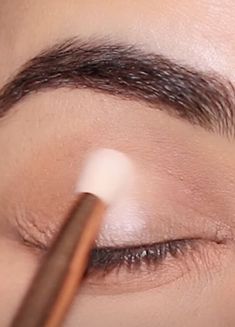 This guide shares an easy makeup hack for bigger eyes. Learn a simple makeup trick in this quick tutorial. White Eyeliner Tips, Super Easy Makeup, White Eye Pencil, White Eyeliner Pencil, Eyeliner Tips, Under Eye Puffiness