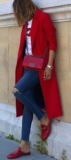 Minimalisticky Chic, Red Coat Outfit, Trenchcoat Outfit, Elegant Outfits, Coat Outfit, Fashion Trends Winter, Red Coat, Winter Trends, Coat Outfits