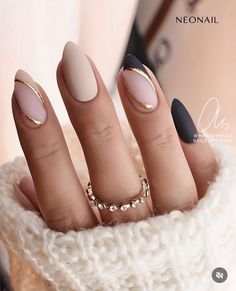 Classic Almond Nail Design, Elegant Almond Nails Classy Short, Nye Nail Ideas Almond, Neutral And Gold Nails, Elegant Almond Nails Classy, Wedding Guest Nails Ideas Classy, Corporate Nails, Ongles Beiges, Subtle Nails