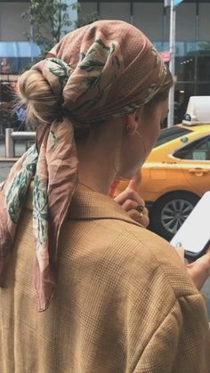 Sukienki Maksi, Wear A Scarf, Mode Turban, Hair Scarf Styles, Ways To Wear A Scarf, Head Scarf Styles, Preppy Casual, Style Upgrade, Fashion Aesthetic