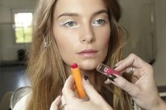 🌞 Ideas de maquillaje para la primavera Baby Lips Lip Balm, 2014 Makeup, Fit Me Foundation, White Eyeshadow, Runway Beauty, Perfect Eyeliner, White Eyeliner, Baby Lips, Runway Makeup